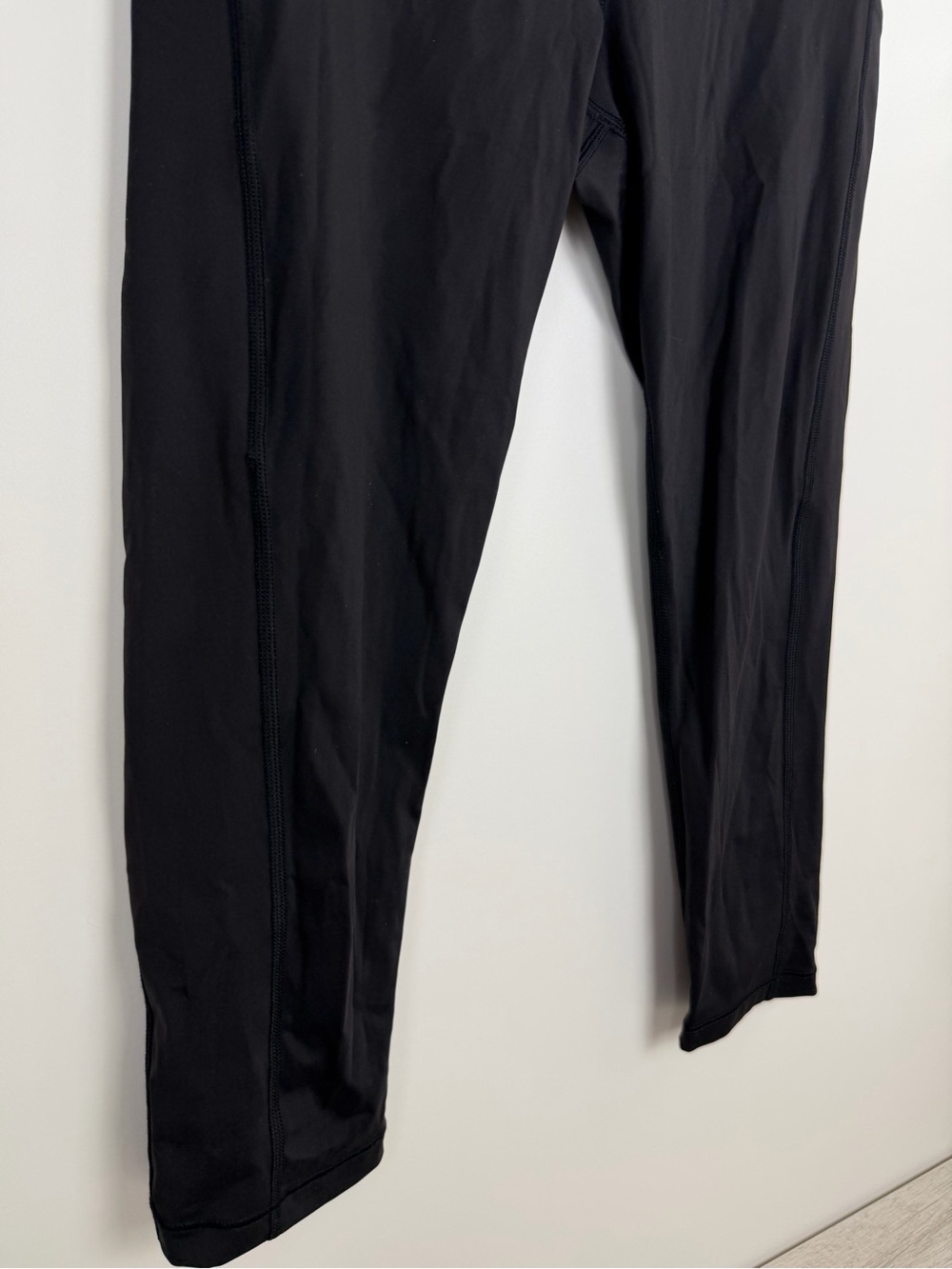 Athleta Ultimate Stash Pocket Capri Leggings in Black Size Small - Picture 4 of 10